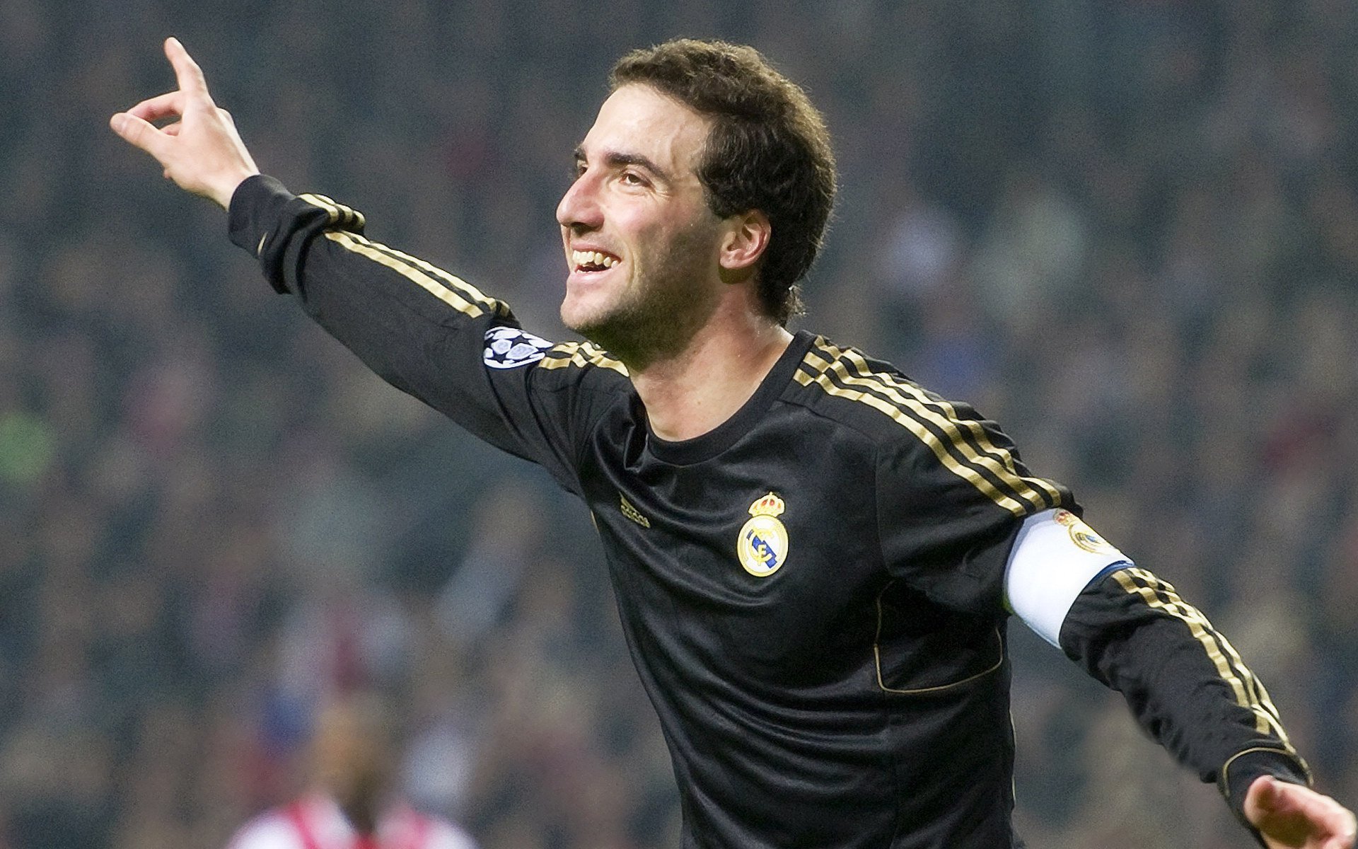 本泽马F1首秀巴黎式收割，一场跨界的统治艺术