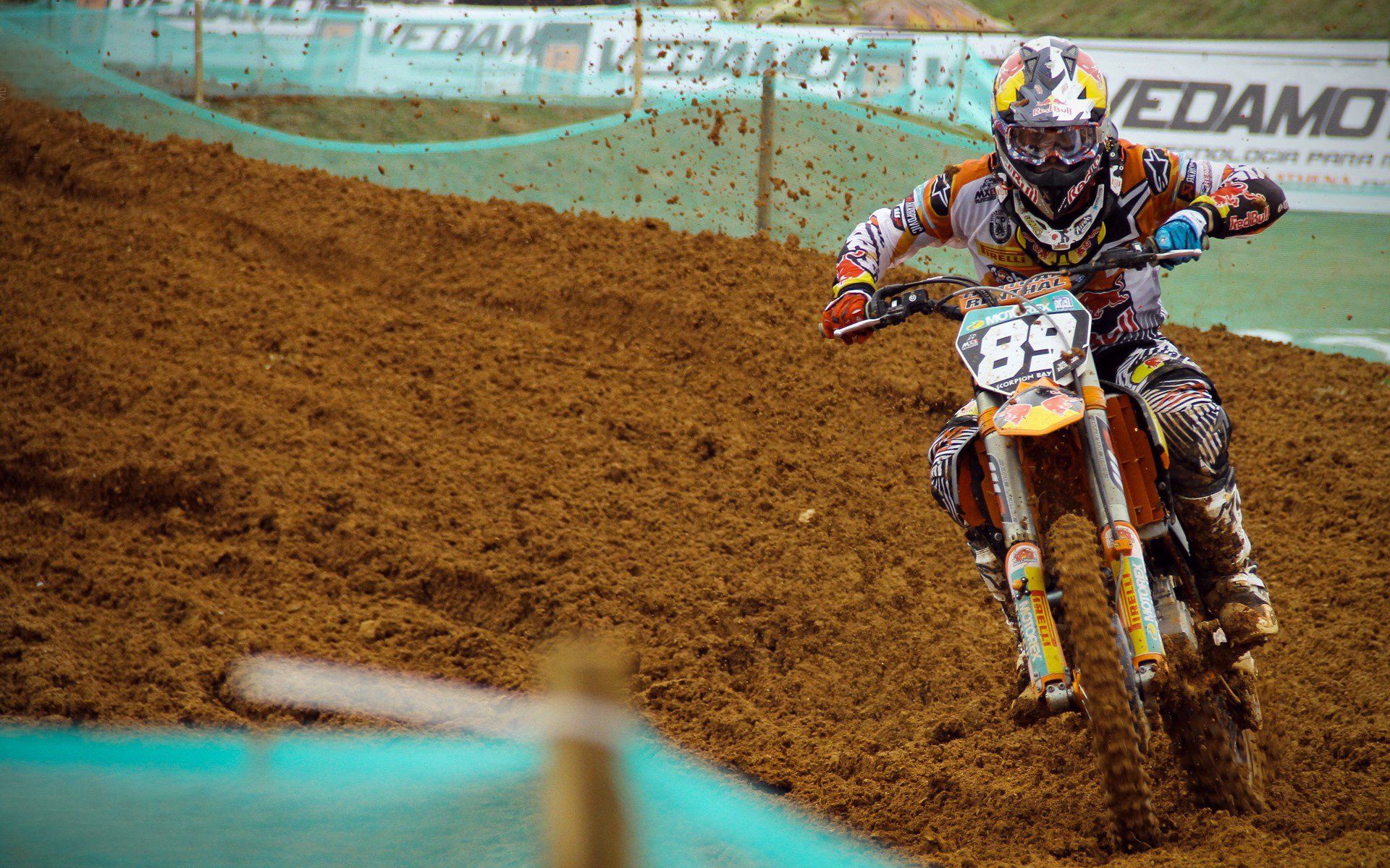 绿茵双城记,从德甲争冠鏖战到厄瓜多尔的西班牙式革命